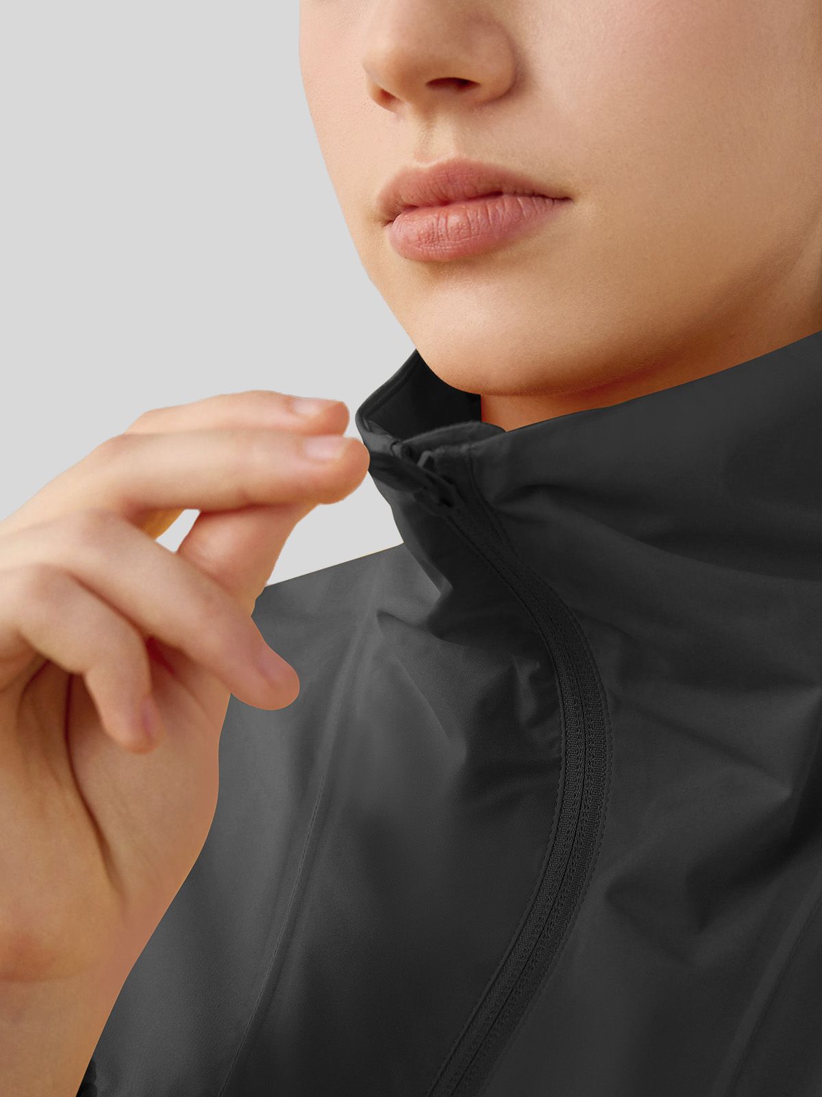 woemn's full-zip athletic jacket with a high collar, fleece-lined  